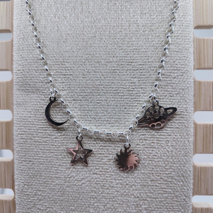 Imagen 2 de cadena con charms luna, sol y planetas