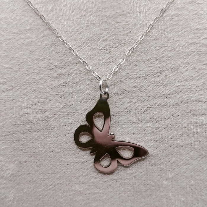Imagen 3 de Conjunto de colgante y pendientes de mariposas