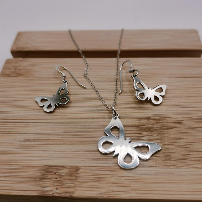 Imagen 4 de Conjunto de colgante y pendientes de mariposas