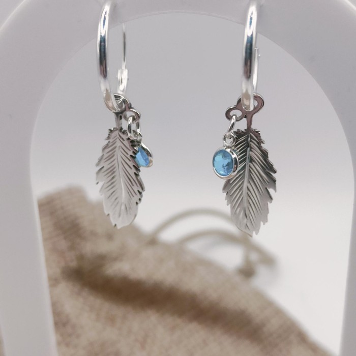 Imagen 2 de Pendientes pluma con piedra de colores