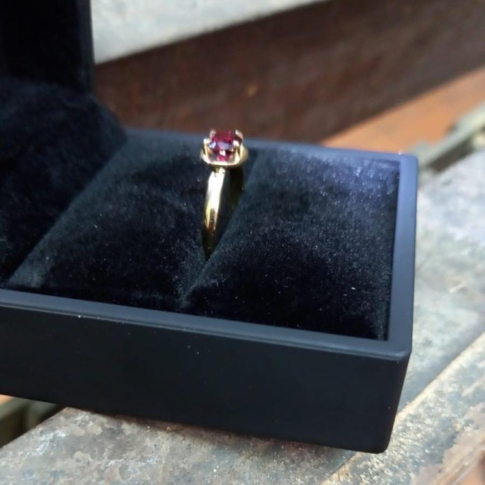 Imagen 3 de Anillo oro con rubí