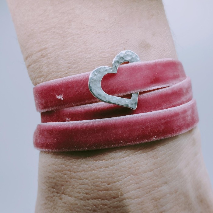 Imagen de Pulsera con cinta de terciopelo y corazón de plata