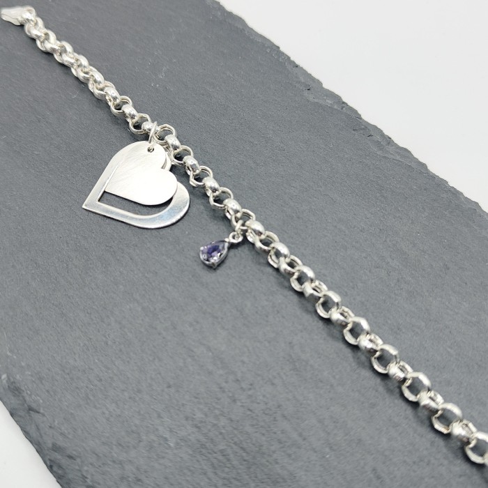 Imagen 3 de Pulsera rolo con dos corazones y piedrita morada