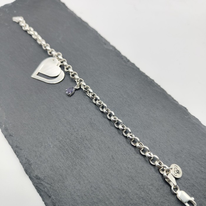 Imagen 2 de Pulsera rolo con dos corazones y piedrita morada