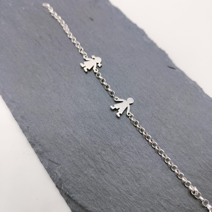 Imagen 2 de pulsera plata para mama con silueta de niños